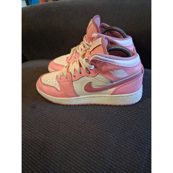 Nike Air Jordan 1 Mid Valentines Day Coral Pink DQ8423 616 Size 5.5Y/Women's 7 - Picture 1 of 8
